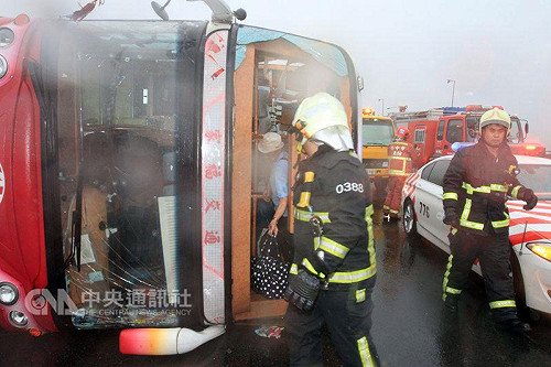 颱風天遊覽車國道翻覆  8名日客送醫