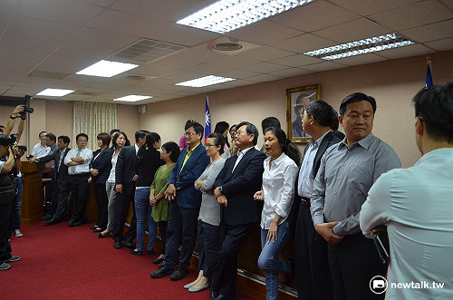護航一例一休  綠委全體出動搶佔主席台