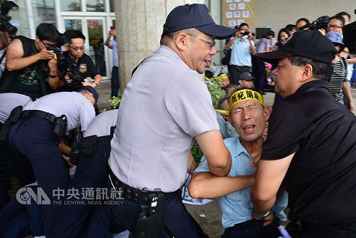台化員工圍縣府爆衝突 魏明谷：尋兩全方案