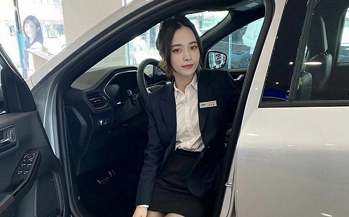 比基尼看到超膩！業務妹包緊緊爆紅