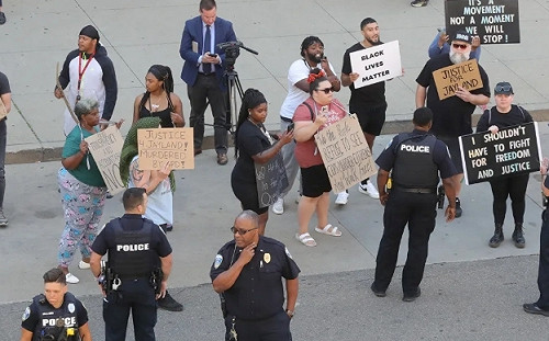 難止怒火! 8美警狂轟 無武裝非裔男子中60槍身亡 上千人上街抗議