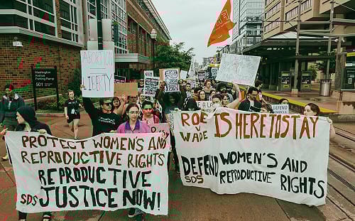 反墮胎引起爭議 近80萬美國人請願彈劾大法官托馬斯 痛批不公正