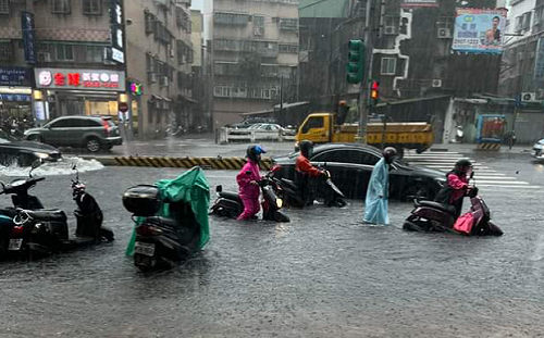 雨彈炸新北！機車成水上摩托車