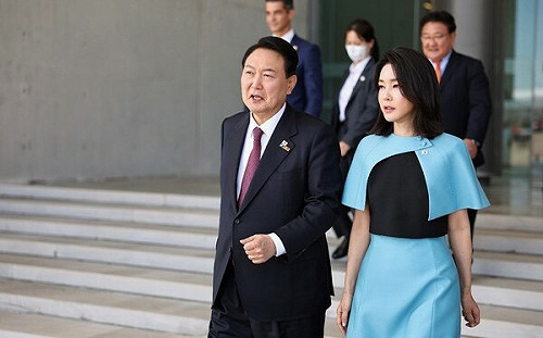 人設破裂？尹錫悅與愛妻公開露面  「這舉動」挨批人品不夠