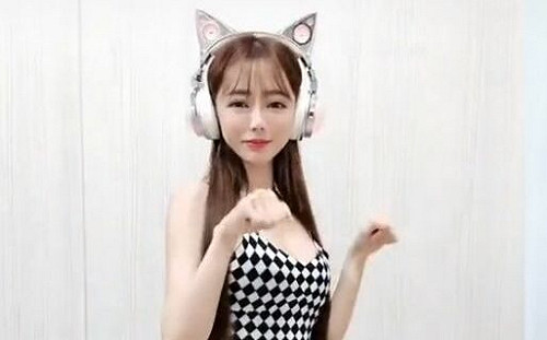 性感日文老師大玩野球拳！長瀨昆妮：輸了脫一件