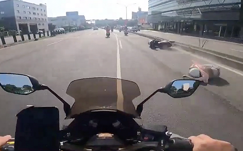 (影)民權大橋驚見機車「自殺式右切」 高速衝撞害守法騎士重摔