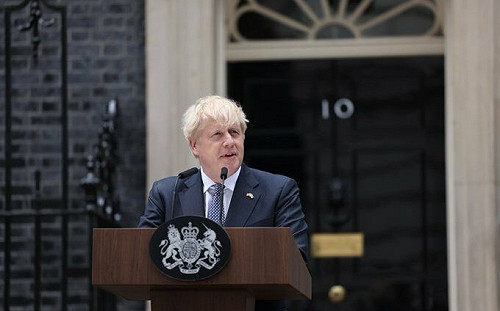 強生被迫辭黨魁 上任到請辭3年間好感度從 70%降到-70%