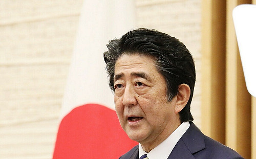 （影）安倍晉三逝世一週年 悼念會卻赫見男子持「管狀物」 警方立刻壓制