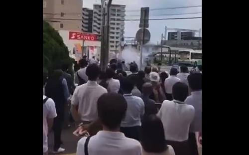 (影)槍手慢慢走近「舉槍瞄準安倍」隨扈沒人發現! 3秒開2槍畫面曝光