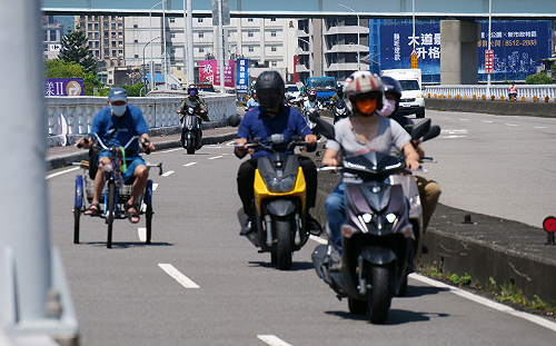 指揮中心今放寬口罩禁令！機車族不依：騎車脫罩廢氣吸到飽