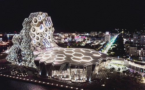 陳其邁：以代表追思的純白光悼念台灣摯友