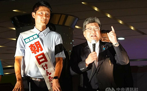 悼安倍晉三逝世 自民黨候選人造勢晚會默哀