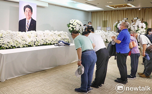 現場直擊》日本前首相安倍遇刺 民眾獻花合十追悼台灣永遠的好朋友