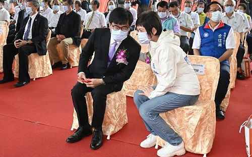 高醫岡山醫院一期醫療大樓上樑  副議長：一鞠躬感謝陳市府團隊