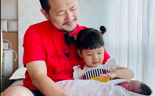 九把刀升格雙寶爸！姐妹倆相親相愛畫面曝光萌翻全網