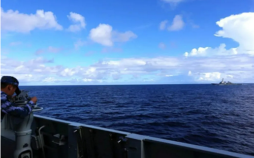 中、美軍艦西沙對峙照片曝光 解放軍 : 美艦火砲、雷達處「起始位置」