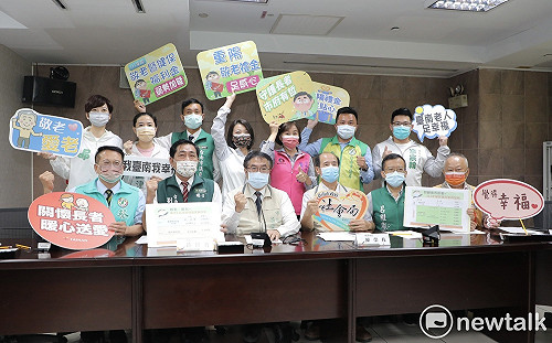 黃偉哲宣布明年加碼健保福利金  擴大照顧台南經濟弱勢長者