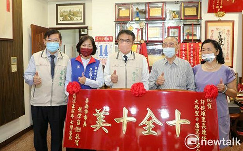 大學里長許俊雄連任十屆退休  黃偉哲贈紅匾賀十全十美