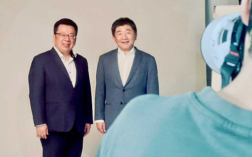 雙雙辭職參選 陳時中、李俊俋合影被虧瞇瞇眼連線