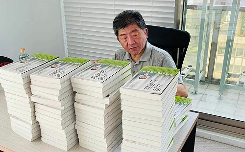 陳時中出新書 自爆申請綠卡過程