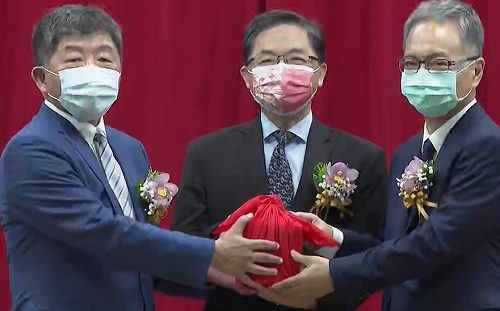 衛福部部長今交接！陳時中上台拉票  新任部長薛瑞元曝：曾半夜2點驚醒