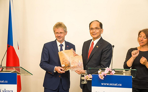 捷克參院掛我國旗 游錫堃感謝「歐洲貴人」韋德齊：民主國家不應對極權屈服