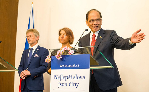 「喉嚨乾乾有點痛」游錫堃訪歐返台PCR陽性