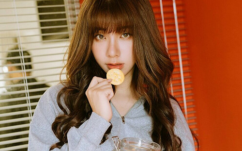 李妍憬拍AV！前反骨瑋哥左擁右抱  網喊：放開那女孩