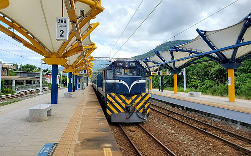 枋寮打卡新地標！舊台鐵宿舍變身「藍皮意象館」