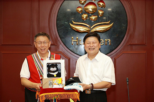 夾縫中求生存 柯文哲稱要向傅崐萁學習