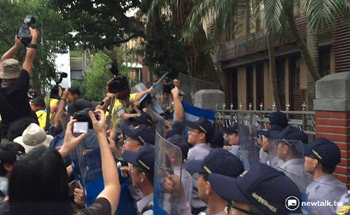 綠委沒人現身  勞團硬闖立院爆警民衝突