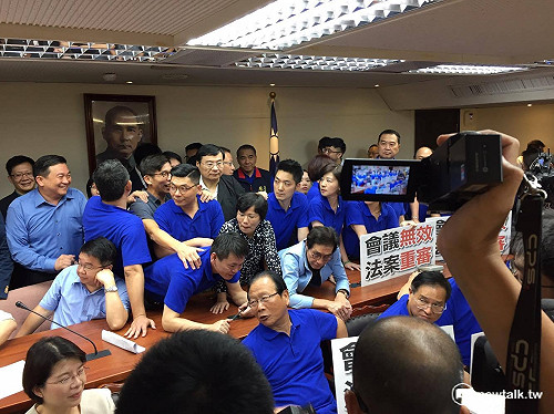 勞基法議事錄27日再攻防 綠委夜宿會議室