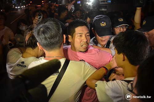 反砍假！王奕凱暴衝立院  百名群眾聲援