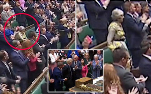 猶記當年遭他逼宮之恨! 強生告別演說梅伊拒絕鼓掌、怒容滿面