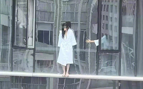 驚險！廣州浴袍女無防護站約40層高樓外牆 還有好事者出動無人機拍攝