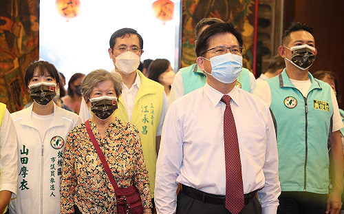 媽媽首同台現身板橋娘家 林佳龍自曝受「板橋阿嬤」照顧