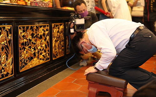 林佳龍新北第一個參廟行程 攜母到板橋真武廟