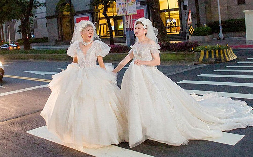 林進和男友穿「絕美婚紗」街頭奔跑！網感動：每種樣貌的愛情都值得祝福