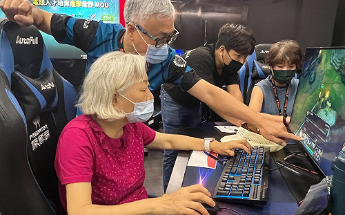 弘光成立「尚青電競隊」 學生訓練阿公阿嬤與年輕人對戰