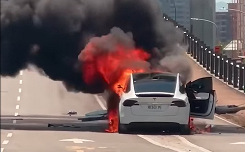 (影)桃園特斯拉自撞「車頭陷火海」！警方證實駕駛是林志穎
