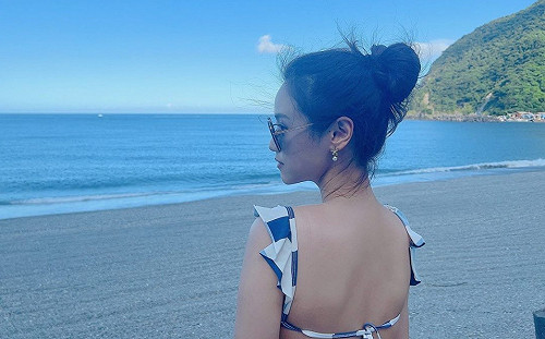 Sandy尺度升級泳裝露美背！網敲碗：想看前面啦