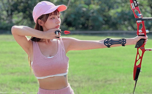 射進你的心！林襄射箭秀麥色小蠻腰  網瘋：直接命中