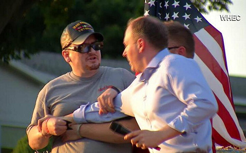 (影) 安倍事件差點重演! 美紐約州長候選人演講時 突遭陌生男持利刃攻擊