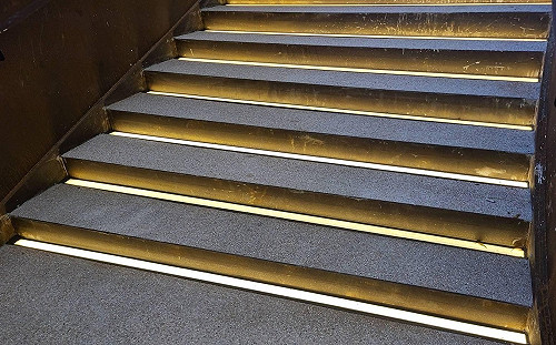 新竹棒球場又被爆設計不良！高虹安痛批：止滑警示燈完全失去功能