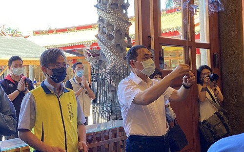 關帝爺及劉先主聖誕 侯友宜至新北三峽行修宮參拜贈匾「義勇忠精」