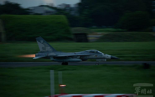 IDF戰機因機鼻故障臨時降落台中機場! 空軍：造成旅客不便敬請見諒