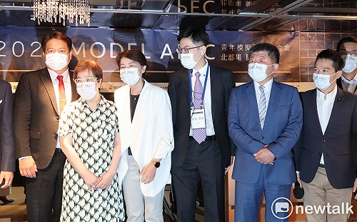 陳時中、黃珊珊年輕志向交鋒 陳：讓人會刷牙、黃：轉法律系