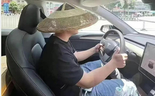 特斯拉全景天窗像烤爐 車主戴斗笠開車、澆水降溫 網酸 : 有錢人的煩惱