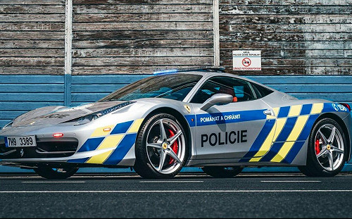 法拉利拿來當警車！ 捷克警方改裝贓車成巡邏車 網熱議:「這次真的跑不贏了」