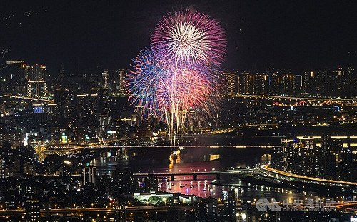 大稻埕情人節天氣佳 煙火交織夜空8萬人驚呼